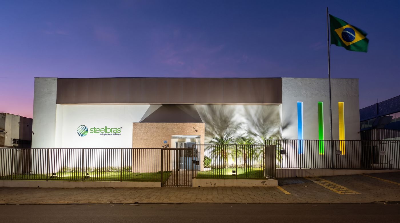 Fachada da fábrica da Steelbras em Presidente Prudente/SP, à noite